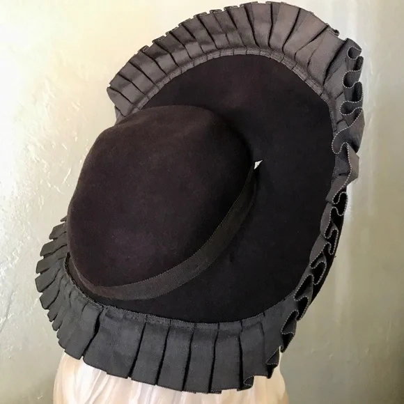 OUTSTANDING 1930s BROWN FELT HALO WIDE BRIM HAT WITH PLEATED GROSGRAIN EDGING